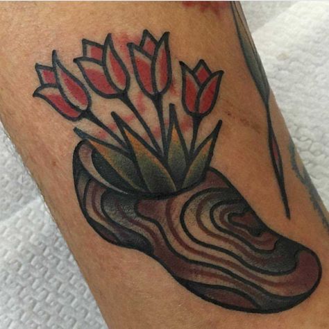 Traditional style clog and tulips tattoo by Jeroen Van Dijk Dutch Tattoo Ideas, Tattoo Design With Meaning, Tulips Tattoo, Tattoo Tulip, Traditional Flower Tattoo, Dutch Tattoo, Traditional Tattoo Flowers, Tulip Tattoo, Traditional Flower