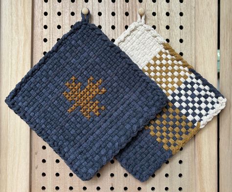 DETAILS: "Golden Leaf" potholder set -Set of 2 potholders/trivets (1 solid with stitching and 1 patterned with no stitching) -Hand-woven on a peg loom -Looper colors are Denim, Ochre, and Winter White (made by Friendly Loom/Harrisville Designs) -Hand-stitched leaf design with cotton yarn -Patterned potholder is the "Tri-Colored Nine Block" design by Piglet's Potholders -Ready for gifting to family, friends, neighbors, and/or coworkers -Nostalgic with a modern twist -Size is approximately 8 inches square -Machine washable *Slight variations in size and color can occur as this is a handmade product SUSTAINABILITY: -Friendly Loom loopers are eco-friendly, made from recycled cotton yarn that is not re-dyed -Tags are made from 25% hemp and 75% recycled paper -Potholders are packaged in a 95% re Potholder Loom Projects, Loom Potholder Patterns, Loom Potholders, Woven Potholders, Crafting Hobbies, Pin Loom, Potholder Loom, Embroidered Leaf, Harrisville Designs