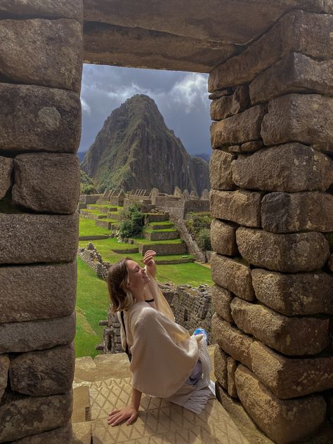 Machu Picchu Picture Ideas, Peru Pictures Ideas, Peru Instagram Photos, Outfits For Peru, Machu Pichu Outfits Women, Cuzco Peru Outfit, Outfits Cusco Peru, Macchu Picchu Trip, Cusco Aesthetic