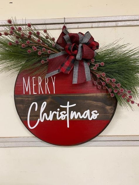 Christmas Round Wood Signs Red Truck, Wooden Wreath Ideas Christmas, Christmas Wooden Door Signs, Christmas Circle Wood Signs, Christmas Round Wood Signs, Round Christmas Signs, Door Rounds, Round Signs, Door Signs Diy