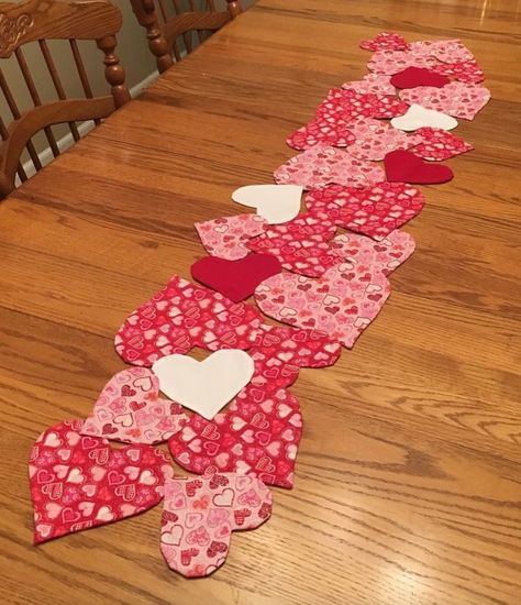 Diy Valentines Table Runner, Quilted Valentine Projects, Heart Table Runner Pattern, Diy Valentines Table Decorations, Valentine Fabric Crafts, Valentines Day Sewing Projects, Valentines Sewing Projects, Valentines Placemats, Valentines Table Runner