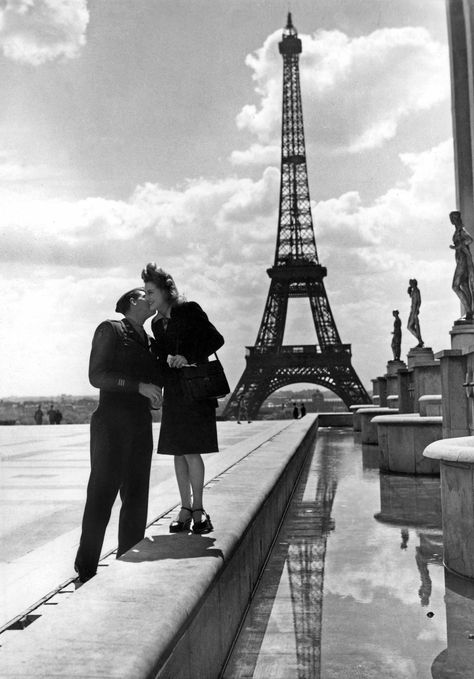 1940s France Aesthetic, 40s Aesthetic, 1940s Aesthetic, Liberation Of Paris, Old Fashioned Love, Ww2 Soldiers, France Aesthetic, Old Paris, Old Couples