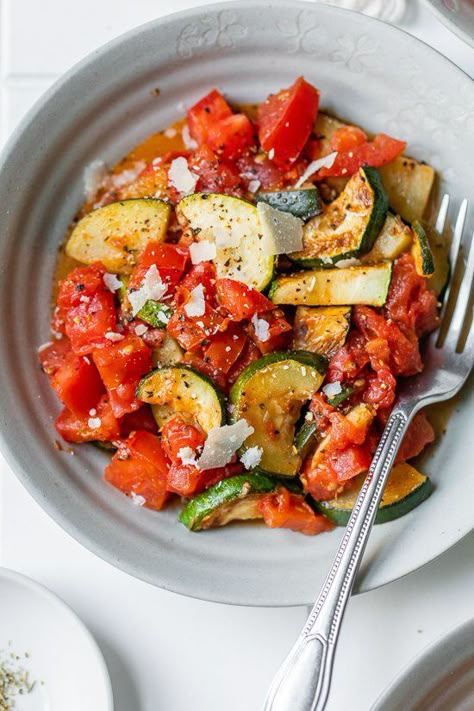 Grilled Zucchini Recipes, Sautéed Zucchini, Sauteed Zucchini, Tomatoes Recipe, Grilled Zucchini, Side Dish Recipes Easy, Skinnytaste Recipes, Summer Side Dishes, Plum Tomatoes