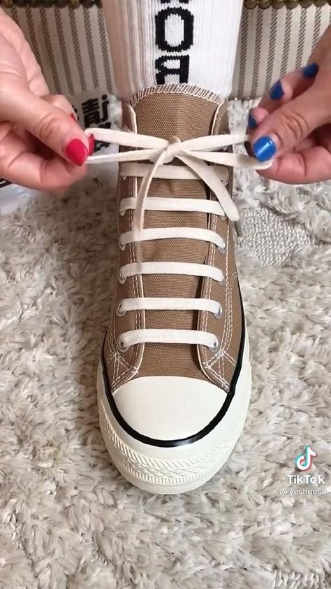 Pin en ᠃ ⚘TikToks How To Lace Converse Star, How To Put Laces On Converse, How To Tie Your Shoe Laces, Show Lace Tying Ideas Converse, Cute Ways To Lace Up Your Shoes, Tying Converse Laces, Shoe Lace Patterns For Converse, How To Ladder Lace Shoes, Cool Ways To Tie Laces