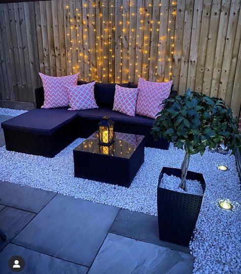 Corner Patio Ideas, Cozy Garden Ideas, Seasonal Campsite, Corner Patio, House Decor Interior Design, Sofa Area, House Extension Ideas, Outside Seating Area, Garden Ideas Diy