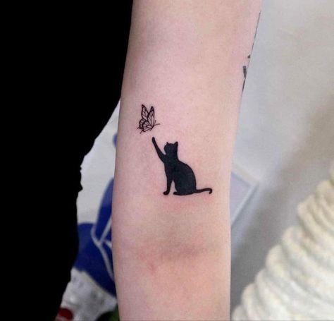 Black Cat And Butterfly Tattoo, Cat Chasing Butterfly Tattoo, Black Cat Memorial Tattoo, Butterfly Cat Tattoo, Cat Butterfly Tattoo, Cat And Butterfly Tattoo, Small Black Cat Tattoo, Tattoo Papillon, Black Cat Tattoo