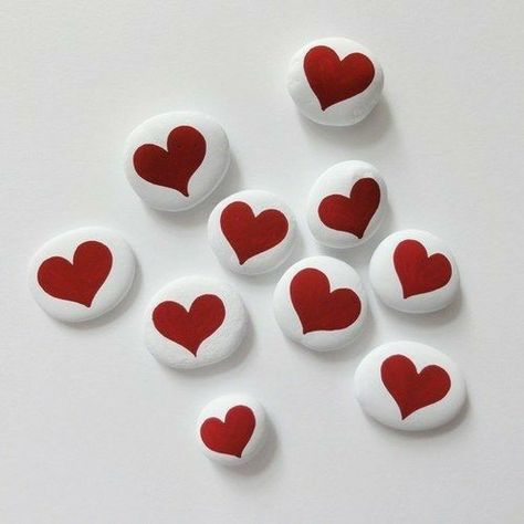 Valentines Painting Ideas, Valentines Painting, Painted Rocks Craft, Painted Rocks Diy, Rock Painting Ideas Easy, Rock Painting Designs, Stone Crafts, Rock Painting Art, Hand Painted Rocks