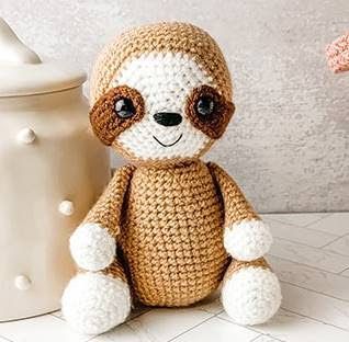 PATRON GRATIS PEREZOSO AMIGURUMI 41523 Red Airplane, Crochet Sloth, Baby Frog, Easy Patterns, Cute Octopus, Cute Sloth, Kirigami, Amigurumi Free, Amigurumi Free Pattern