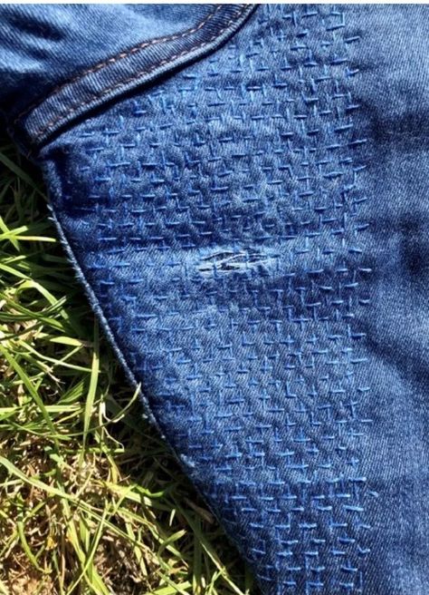 Fix Ripped Jeans, How To Patch Jeans, Återvinna Jeans, Repair Jeans, Denim Repair, Mending Clothes, Sewing Machine Thread, Patch Jeans, Make Do And Mend