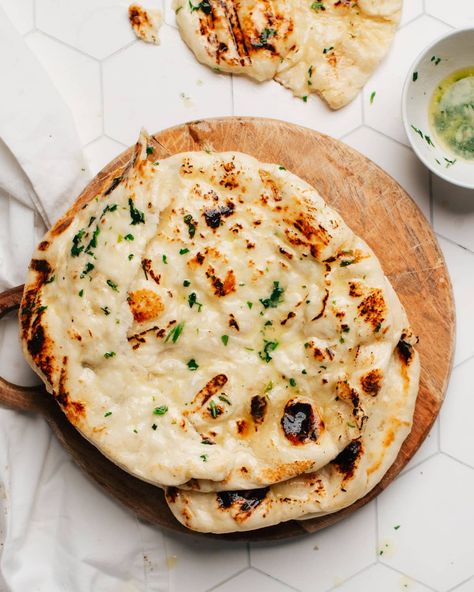 Garlic Naan Recipe Easy, Garlic Butter Naan Bread, Garlic Naan Recipe No Yeast, Butter Naan Recipe, Quick Garlic Naan, Naan Roti, Butter Naan, Crispy Flatbread, Butter Chicken Sauce