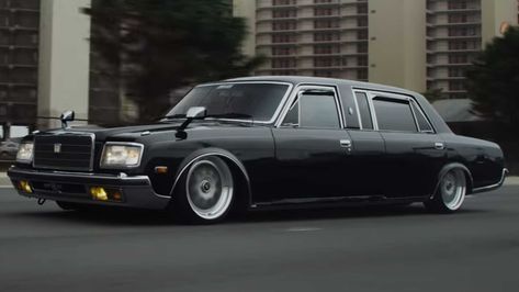 Car Aesthetic Toyota, Toyota Century V12, First Car Essentials, First Car Tips, First Car Ideas, First Car Aesthetic, Toyota Century, Urban Mobility, Truck Bed Camper