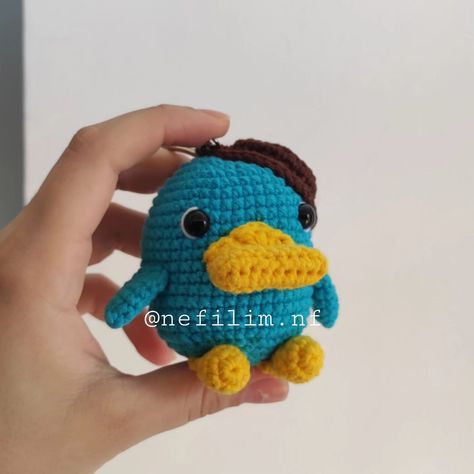 Perry el ornitorrinco 😀 . Patron: @catalinarte.tejidos 🥰 . . . . . . #amigurumi #crochet #perryelornitorrinco #phineasyferb #bolivia #santacruz Phineas Y Ferb, Amigurumi Crochet, Bolivia, Amigurumi, Knitting, Crochet, On Instagram, Instagram