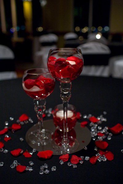 centerpiece ideas    Thinking of something like this for the centerpieces... Black Centerpieces, White Wedding Centerpieces, Centerpieces Ideas, Silver Centerpiece, Tafel Decor, Flowers Wallpapers, Head Table, Diy Centerpieces, Valentine Wedding