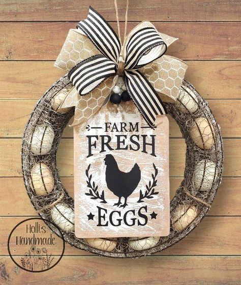 DIY Craft Junkies Eggs And Chicken, Chicken Wire Art, Chicken Wire Basket, Chicken Wire Crafts, Farmhouse Style Wreath, Chicken Crafts, Christmas Craft Fair, Farmhouse Crafts, Door Wreaths Diy