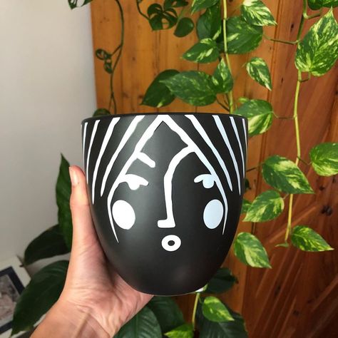 Black Flower Pot Painting Ideas, Black And White Pots, Black And White Painted Pots, Black Painted Flower Pots, Black And White Pot Painting, Houseplant Pots, Hand Painted Flower Pots Abstract, White Pots, White Fridges