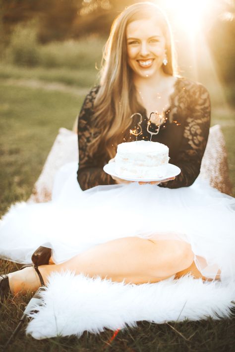 Birthday Cake Photoshoot Outdoor, 30th Birthday Pictures For Women, 30th Birthday Photoshoot Ideas Outdoor, Best Friend 30th Birthday Photoshoot, 30th Birthday Photoshoot Outdoors, 50th Birthday Photo Shoot Ideas, Birthday Outdoor Photoshoot Ideas, Outdoor Birthday Photoshoot, Outdoor Birthday Photoshoot Women