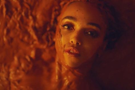 Video Of The Week #115: FKA Twigs - Cellophane | God Is In The TV Fka Twigs Music Video, Cellophane Fka Twigs, Fka Twigs Cellophane, Music Video Stills, Video Mood, Nothing Gold Can Stay, Indie Bookstore, Fka Twigs, Test Shoot