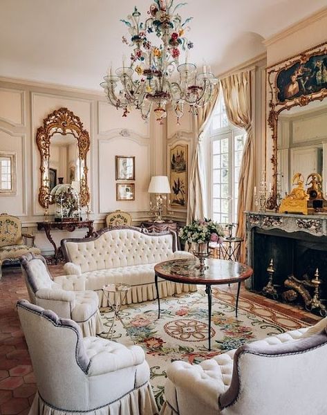 Eye For Design: Decorating French Style With Louis XV Console Tables Victorian Office Decor, Country Victorian Homes, Victorian Bedroom Furniture, Living Room Victorian, Modern Victorian Decor, Regal Decor, French Style Living Room, Louis Xv Furniture, Victorian Interior Design