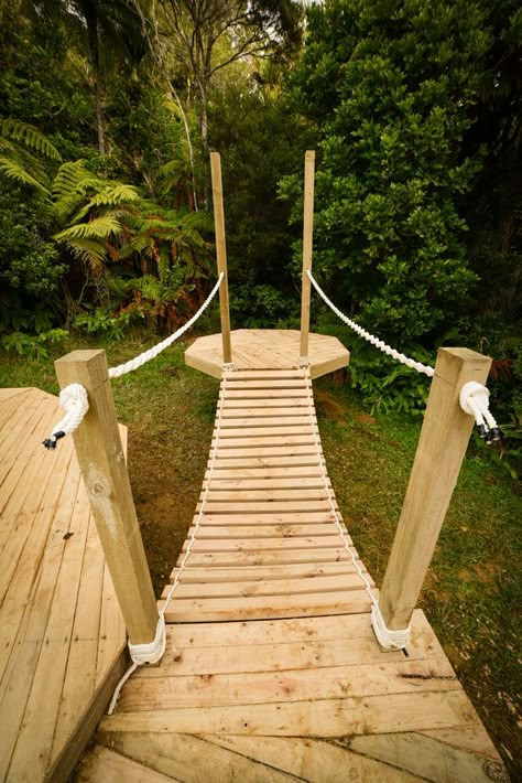 Want to build a rope bridge? In this video we show you how we constructed ours. It really is a fun and simple DIY project. Rope Bridge, Tree Fort, Build A Playhouse, Tree House Kids, Cozy Backyard, Tree House Designs, Backyard Playground, Backyard Play, Kids Playhouse