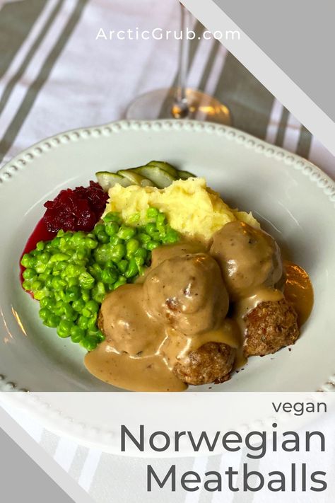 Healthy Scandinavian Recipes, Vegan Norwegian Recipes, Vegan Edibles, Lingonberry Sauce, Veggie Lunches, Mashed Peas, Norwegian Meatballs, Apartment Cooking, Cooked Lentils