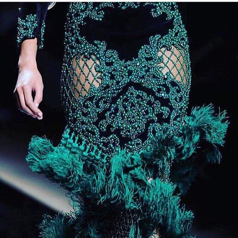 Emerald luxury #mirrors #interiordesign #decor #design #elliesaab #hautecouture Christophe Decarnin, Enchanted Evening, Afrikaanse Mode, Couture Details, Looks Style, Mode Inspiration, Green Fashion, Fashion Details, Couture Fashion