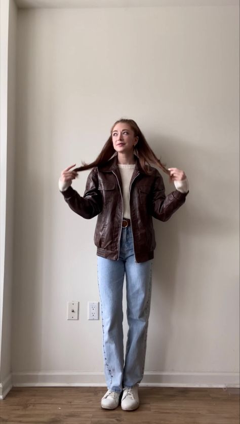 How to style an oversized leather jacket for fall! I’m wearing an oversized faux leather brown jacket, cream colored cashmere sweater, brown belt, baggy mom jeans, white sneakers. Cute, casual, and comfy. Appropriate for school/college and other casual settings. Lether Girl Jacket Outfit Brown, Cold Fall Outfits School, How To Style Brown Leather Jacket, Styling Brown Leather Jacket, Brown Leather Jacket Outfits Women, Oversized Leather Jacket Outfit, Istanbul Outfits, Blue And Brown Outfit, White Long Sleeve Outfit