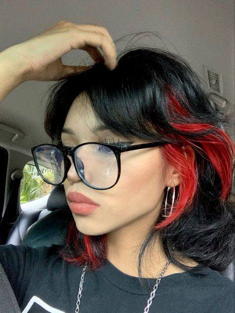 Black Red Hair Balayage, Black Bangs Short Hair, Hair Dye Idea For Short Hair, Maggie Lindemann Short Hair Bangs, Maggie Lindemann Black And Red Hair, Red And Black Hair Color Short, Hair Dye On Tips, Aesthetic Short Black Hair, Short Black Hair Dye Ideas