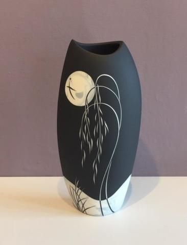 Tall Black Vase, Sgraffito Designs, Black And White Vase, Ceramics Pottery Vase, Glass Bottles Art, Pottery Painting Designs, Keramik Design, Black Vase, Glass Bottle Crafts