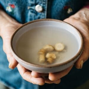 Mama Lin holding ginseng tea Spicy Peanut Noodles, Ginseng Tea, Light Brown Skin, Teriyaki Tofu, Herbal Teas Recipes, Herbal Drinks, Red Ginseng, Boost Immunity, Spicy Peanuts