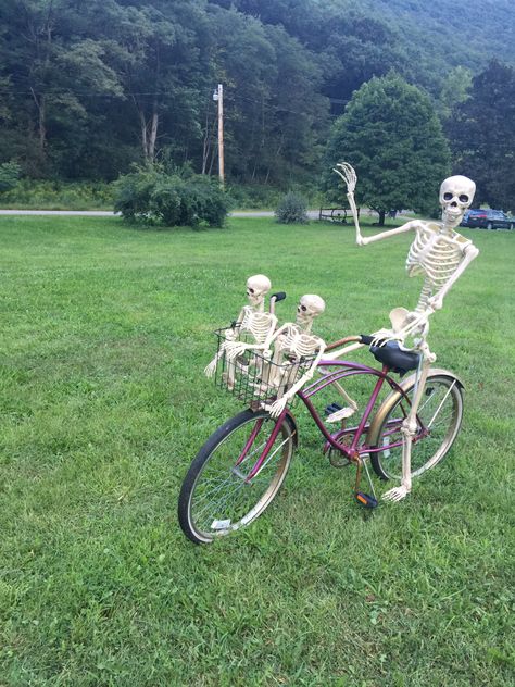 Ways To Pose, Skeleton Pics, Skeleton Family, Silly Skeleton, Halloween Outside, Halloween Witch Decorations, Skeleton Decorations, Family Poses, Pet Monkey