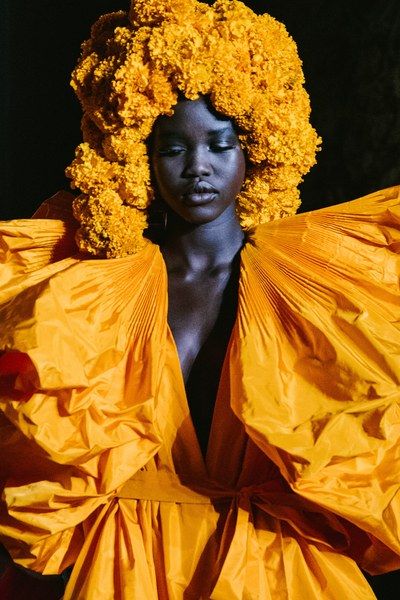 Adut Akech for Valentino Fall 2018 Haute Couture Detail Couture, Mode Tips, Valentino Couture, Vogue Covers, Floral Headpiece, Foto Art, Black Culture, Fall 2018, Couture Collection