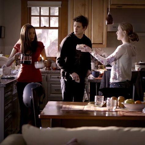 Vampire Diaries Season 1, Jenna Sommers, Sara Canning, Jeremy Gilbert, Steven R Mcqueen, Elena Damon, Vampire Diaries Seasons, Vampire Diaries Cast, Mystic Falls