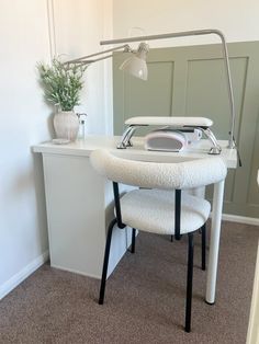 Small Nail Desk, Small Room Nail Salon Ideas, Esthetician And Nail Room, Mini Nail Studio Ideas, Small Nail Tech Room, Nail Setup Ideas, Nail Set Up At Home Desk, Small Nail Salon Ideas Decor, Nail Tech Desk Ideas