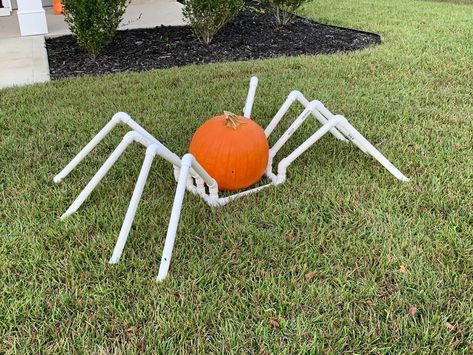 Giant Spiders Diy, Pvc Spider, Pvc Pumpkin, Halloween Hayride, Spider Diy, Diy Halloween Spider, Pumpkin Holders, Spooky Diy, Spider Pumpkin