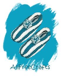 Free pattern to knit warm and cozy striped slippers in two colors / phentex is best Phentex Slippers, Slippers Knitting Pattern, Knitting Slippers, Portuguese Knitting, Knitting Things, Sock Slippers, Knit Slippers Free Pattern, Striped Slippers, Free Crafts