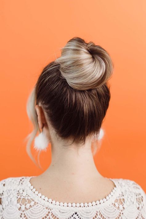 How to Style a Donut Bun - A Beautiful Mess Donut Bun Hairstyles, Donut Bun, Hair Donut, Hairstyle Youtube, Short Hair Bun, Easy Bun Hairstyles, Hair Bun Tutorial, Cute Curly Hairstyles, Bun Tutorial