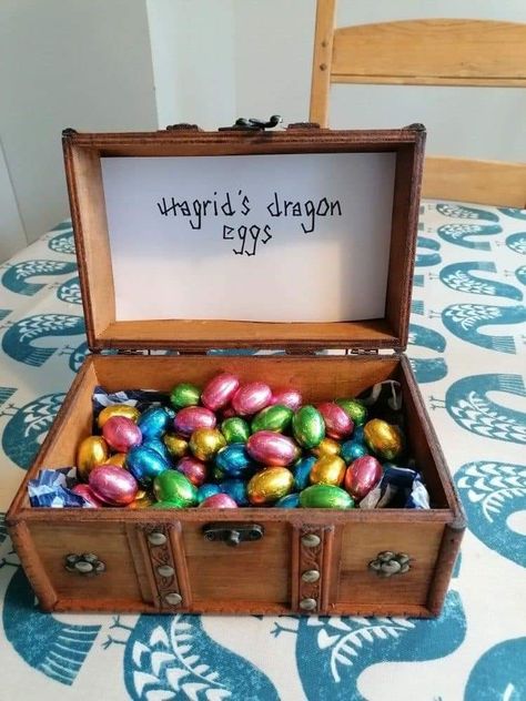 Harry Potter Easter Basket Ideas, Hp Themed Party, Harry Potter Birthday Decoration Ideas, Harry Potter Booth Ideas, Harry Potter 11th Birthday Ideas, Harry Potter Party Snacks, Harry Potter Sleepover Ideas, Harry Potter Easter Basket, Harry Potter Party Decorations Diy