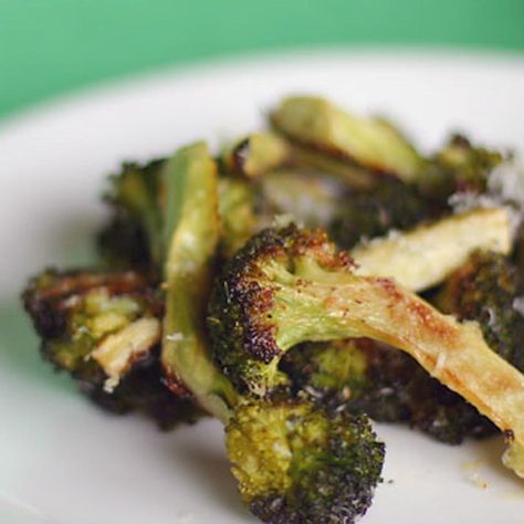 Oven-Roasted Broccoli in Foil Broiled Broccoli, Oven Roasted Broccoli, Roasted Broccoli Recipe, Grilled Broccoli, Garlic Roasted Broccoli, Fried Broccoli, Foil Pack Meals, Eat Veggies, Roasted Broccoli