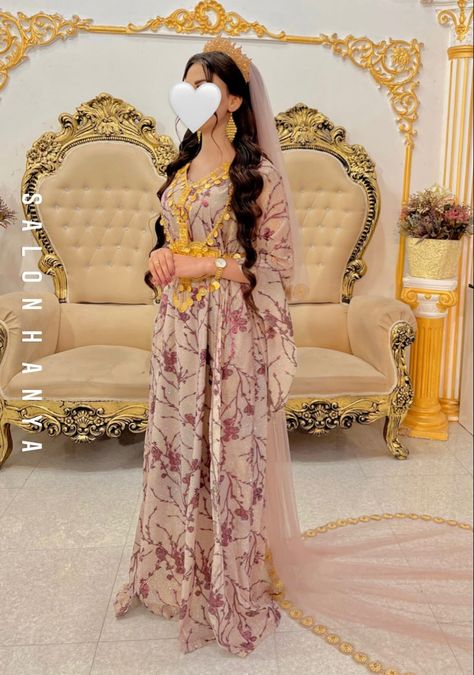 Kurdish Wedding Dress, Princess Kate Wedding Dress, Kurdish Wedding, Jle Kurde, Kate Wedding Dress, Kurdish Culture, Kurdish Dress, Kids Style Hair, Contemporary Wedding Dress