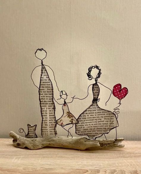 Hi you all! Today I will share with you one of my favorite projects: my wire family. Wire Sculptures, Wire Art Sculpture, Large Flower Pots, Garden Artwork, Wire Sculpture, Custom Decor, Wire Crafts, Wire Work, Wire Art