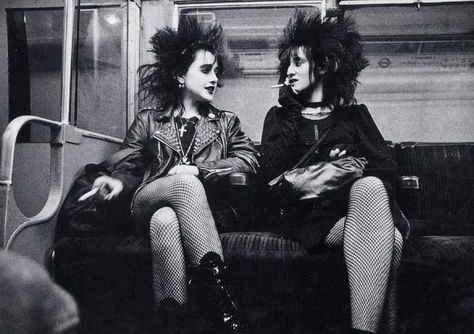 . I searched for this on bing.com/images Princesa Punk, Punks 70s, 1970s Punk, Chicas Punk Rock, Punk Mode, Cultura Punk, 1970s Hairstyles, Harry Clarke, 80s Goth