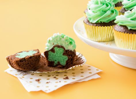 Clover Cupcakes, Shamrock Cupcakes, Vegetarian Chocolate Cake, Shamrock Cookies, St Patricks Day Food, Green Cake, Filled Cupcakes, Buy Cookies, Cupcakes Recipe