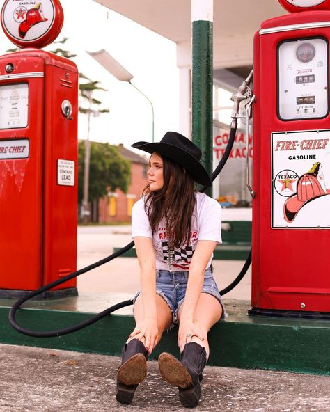 Sam Mason Photography - Gas Station Cowgirl Photo Vintage Gas Station Photoshoot, Western Portrait, Gas Station Photoshoot, Western Photoshoot Ideas, Western Style Clothing, Cowgirl Photo, Western Photoshoot, Western Photography, Dream Pictures