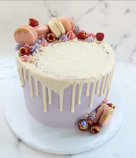 Cake With Macarons On Top, White Chocolate Drip Cake, Macaron Drip Cake, Pink And Chocolate Drip Cake, Drip Cake With Macarons On Top, Drip Cake With Chocolates On Top, 75 Birthday Cake, Drop Cake, Macaroon Cake