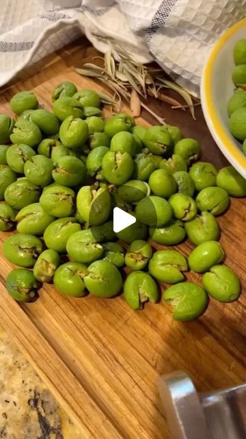 Hardcore Calabrese on Instagram: "Olivi Schiacciati 😋
📹 @tarabasta_ballan 
Olive Schiacciate 🇮🇹 Calabrian Cracked Olives

 One of the greatest pleasures in my life is the simple ritual of preparing food straight out of “cucina povera”, and most importantly keeping traditions alive. Most Italian food traditions are old but very important, and usually are connected to a memory and always have a story behind it. Preserving olives have always been a big thing in my family- does your family do them too? 

Make sure all leaves and stems are removed from olive. 
Crush olives individually- you can either remove the pit or crack leaving them slightly in. You can use meat tenderizer or a hammer works just as well. 
Place the cracked olives in a large bowl and fill with water (add a teaspoon of c Big Thing, The Pit, Meat Tenderizer, Italian Food, Large Bowl, Food Preparation, In My Life, Italian Recipes, Ritual