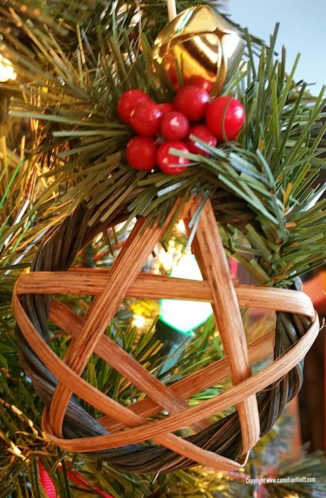 Basket Weaving Christmas Ornaments, Reed Basket Weaving Patterns Free, Woven Ornaments, Christmas Tree In Basket, Homemade Christmas Crafts, Diy Christmas Snowflakes, Making Baskets, Basket Weaving Patterns, Basket Making