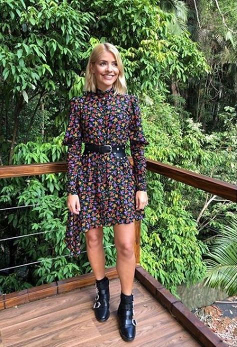 Holly Willoughby Style, Maxi Dress Outfit Fall, Holly Willoughby Outfits, Expensive Outfits, Street Style Ideas, Elegant Floral Dress, How To Wear Ankle Boots, Look Formal, Maxi Dress Outfit