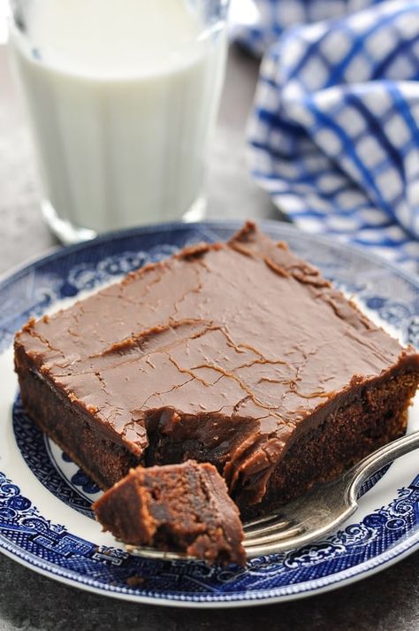 Texas Sheet Cake is an old-fashioned chocolate cake recipe with a rich fudge frosting. Perfect easy dessert recipe to feed a crowd! Texas Sheet Cake Recipe, Dessert From Scratch, Chocolate Fudge Frosting, Chocolate Frosting Recipes, Texas Sheet, Birthday Sheet Cakes, Easy Chocolate Desserts, Chocolate Cake Cookies, Texas Sheet Cake