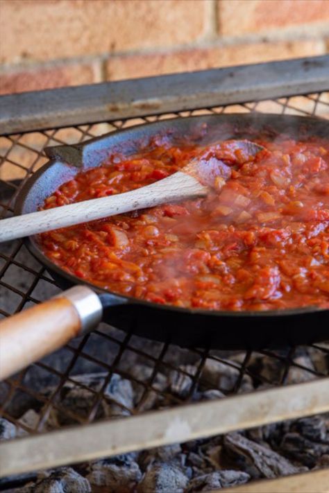 Boerewors Rolls, Tomato Gravy Recipe, Vegan Family Dinner, South African Dishes, African Dishes, Quiche Recipes Easy, African Cooking, Tomato Gravy, Tomato Relish