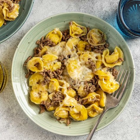 This quick and easy beef tortellini recipe combines ground beef, Montreal steak seasoning and a melty Italian cheese topping for a one-pot meal to please all palates. Beef Tortellini, Southwestern Chicken Soup, Chicken Caesar Salad Recipe, Skillet Dinner Recipes, Tortellini Recipes, Skillet Dishes, Caesar Salad Recipe, Ground Meat Recipes, Cast Iron Skillet Recipes